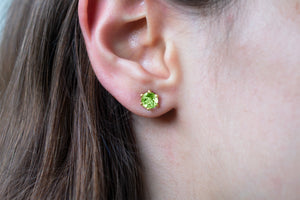 6mm-gold-peridot-stud